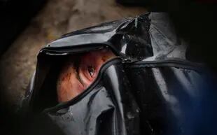 El cuerpo de una persona muerta se ve dentro de una bolsa de restos humanos en Bucha, tras la retirada rusa de los pueblos que rodean Kiev.