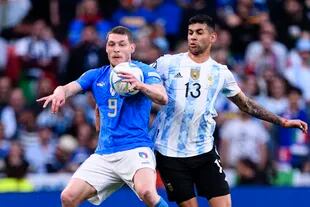 Cristian "Cuti" Romero muestra múltiples recursos en la defensa; se volvió indiscutible casi desde el debut en el seleccionado argentino