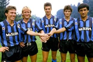 Caras nuevas en Inter para la temporada 1988/989: Lothar Matthäus, Andreas Brehme, Nicola Berti, Alessandro Bianchi y... Ramón Díaz; con 12 goles del riojano, ganaron el scudetto. 
