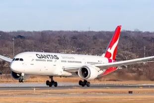 Qantas ha tenido que recurrir a su personal administrativo, incluida la alta gerencia, para combatir la falta de personal que padece en sus áreas operativas