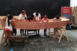 Chicos de Tigre construyen un bote para entender el principio de Arquímedes