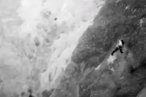 El impresionante video del rescate en helicóptero de un hombre aferrado a un acantilado