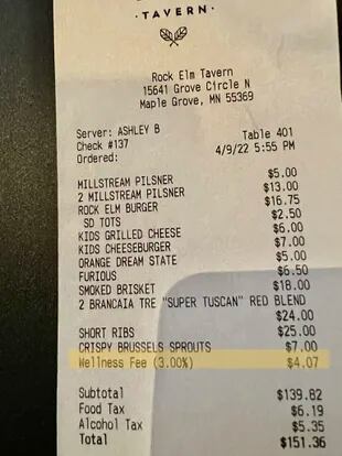 Tras el aumento de la inflación, algunos restaurantes cobran una "tarifa de bienestar" adicional