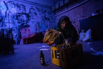 Civiles arman cócteles Molotov en un club nocturno de Kiev el 28 de febrero de 2022.