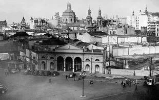 Vista del Antiguo Congreso, en la década de 1940. Detrás, la iglesia de San Francisco.