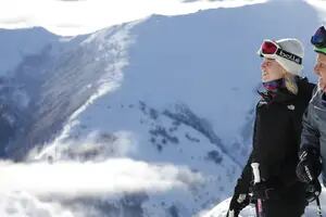Justina Bustos y Pablo Massey inauguraron la temporada de nieve en Bariloche