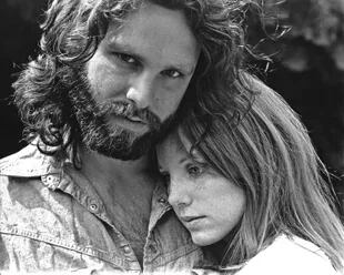 Jim Morrison  y Pamela Courson en Hollywood Hills, California, en 1969