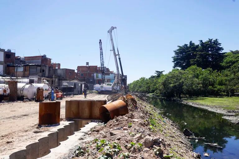 Las mquinas en accin y la demolicin de viviendas que avanza para generar espacio donde se construir un paseo costero junto al riachuelo del barrio Rodrigo Bueno