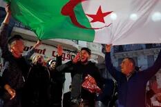 La ola de protestas le tuerce el brazo al longevo líder de Argelia