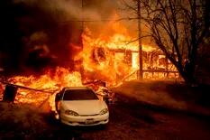 Más de 5000 bomberos luchan contra un gran incendio forestal en California