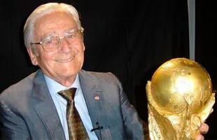 El italiano Silvio Gazzaniga y su obra cumbre: el trofeo de la FIFA