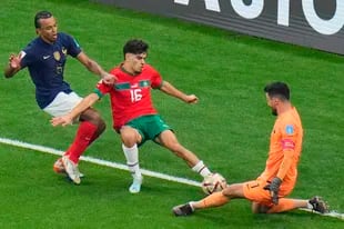 Hugo Lloris blocca l'attacco di Abdel Zalzouli nella partita contro il Marocco