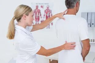 Si hay dudas sobre la naturaleza del dolor de espalda, se recomienda consultar con un profesional de la salud