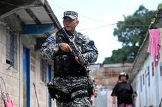 El estado de excepción de Nayib Bukele asfixia a las pandillas en El Salvador: “Policías y soldados tienen poder absoluto”