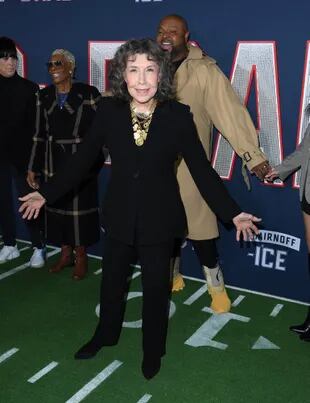 De negro de pies a cabeza y con accesorios en dorado, la comediante Lily Tomlin lució su mejor arma contra el paso del tiempo: el humor 