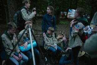 Un grupo de boy scouts antes de ser "soltados" en el bosque