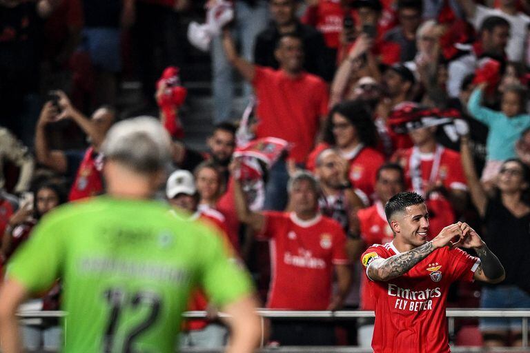 Enzo Fernández festeja su gol frente al Arouca FC con su gesto habitual