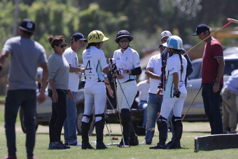 La Dolfina BP tiene hijas de estrellas del polo y sus cascos muestran que son herederas orgullosas de Milo Fernández Araujo y Adolfo Cambiaso.