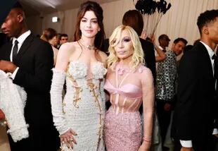 "Quería una perfecta mezcla de Versace y Lagerfeld", declaró Anne Hathaway, quien llegó a la gala con Donatella