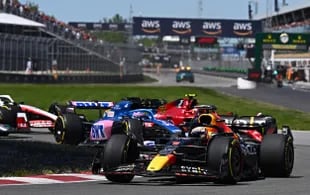 Max Verstappen domina a Fernando Alonso (Alpine) y Carlos Sainz Jr. (Ferrari);  el español recibió una sanción y pasó del séptimo al noveno lugar, mientras que el madrileño luchó sin éxito contra el holandés para lograr la primera victoria en la Fórmula 1