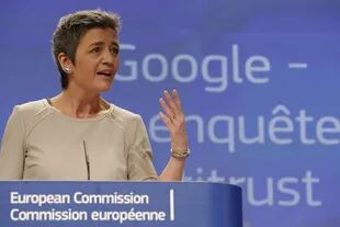 La comisaria europea de Competencia, Margrethe Vestager, durante una rueda de prensa tras anunciar la acusación por abuso de posición dominante de Google en el Viejo Continente