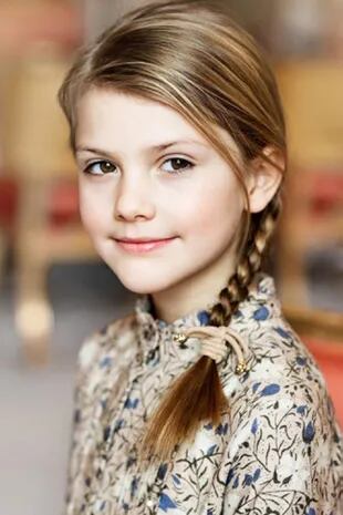 Estela de Suecia, la princesa de 8 años que aprende de su madre, Victoria, cómo prepararse para ser reina en un futuro