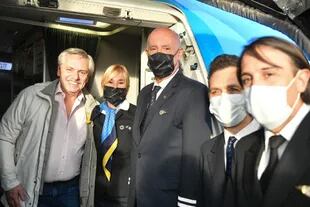 El presidente Alberto Fernández, en el avión de Aerolíneas que lo llevó a Madrid 