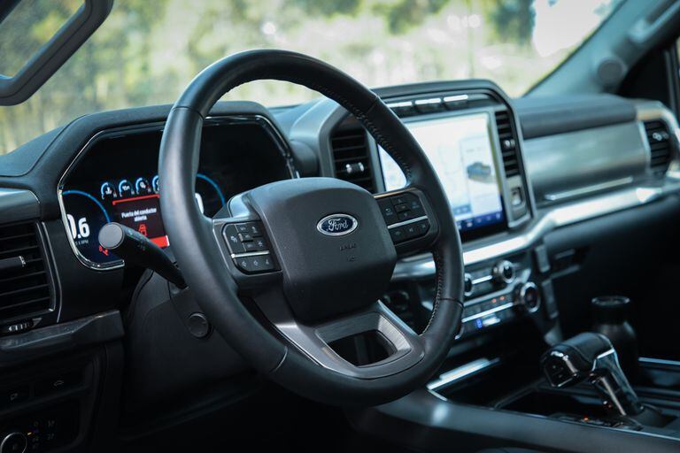 High technology, habitability and versatility, the keys to the interior of the new Ford F-150 Hybrid