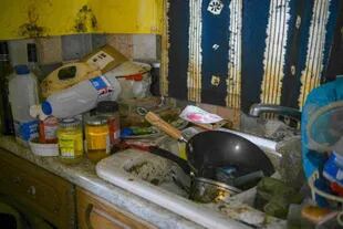 Toda la cocina estaba ocupada por basura y restos de comida