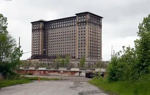 Vista exterior de la estación ferroviaria central de Michigan en Detroit
