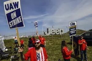 La histórica huelga en EE.UU. que afecta a grandes fabricantes de autos se extiende a 20 estados