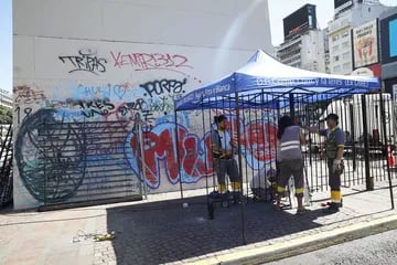 El Obelisco terminó todo pintado con grafitis