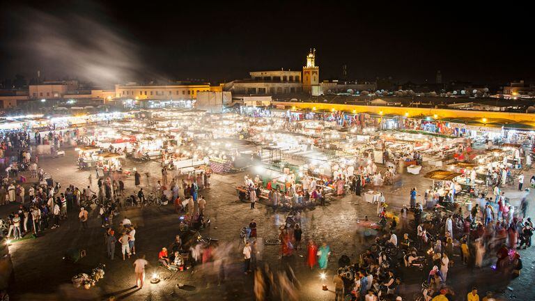 En Marrakech, la plaza Djmaa el Fna, donde todo puede pasar