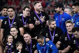 Los aplausos y las medallas por el tercer puesto tras superar a Gales: los All Blacks terminaron con una sonrisa
