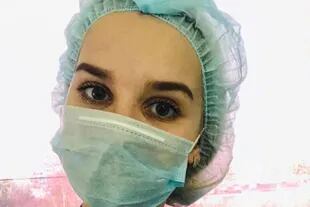 Las autoridades del hospital de Tula, en Rusia, la reprendieron por usar solo ropa interior debajo de su traje sanitario, pero sus compañeros la apoyaron
