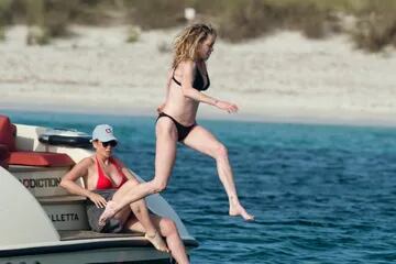 Al agua pata. Melanie Griffith disfrutó de un día de playa junto a sus amigos, en Formentera