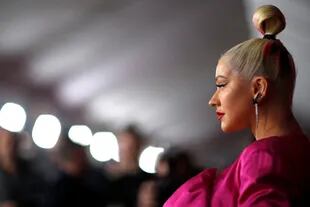 Christina Aguilera posó para todos los fótogrados con un atuendo inspirado en la cultura asiática, en honor a Mulán