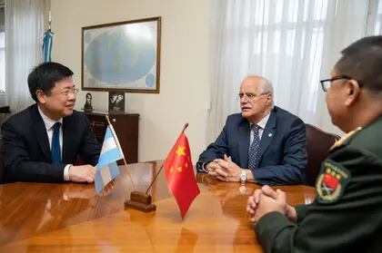 El embajador de China, Zou Xiaoli, con el ministro de Defensa argentino, Jorge Taiana