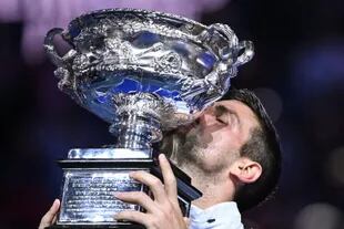 El último domingo, Novak Djokovic besando el trofeo Norman Brookes Challenge Cup tras vencer a Stefanos Tsitsipas en la final del Australian Open 