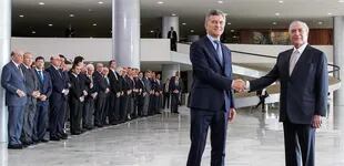 Los presidentes de la Argentina y Brasil, ayer, se saludaron en el hall de entrada del Palacio del Planalto