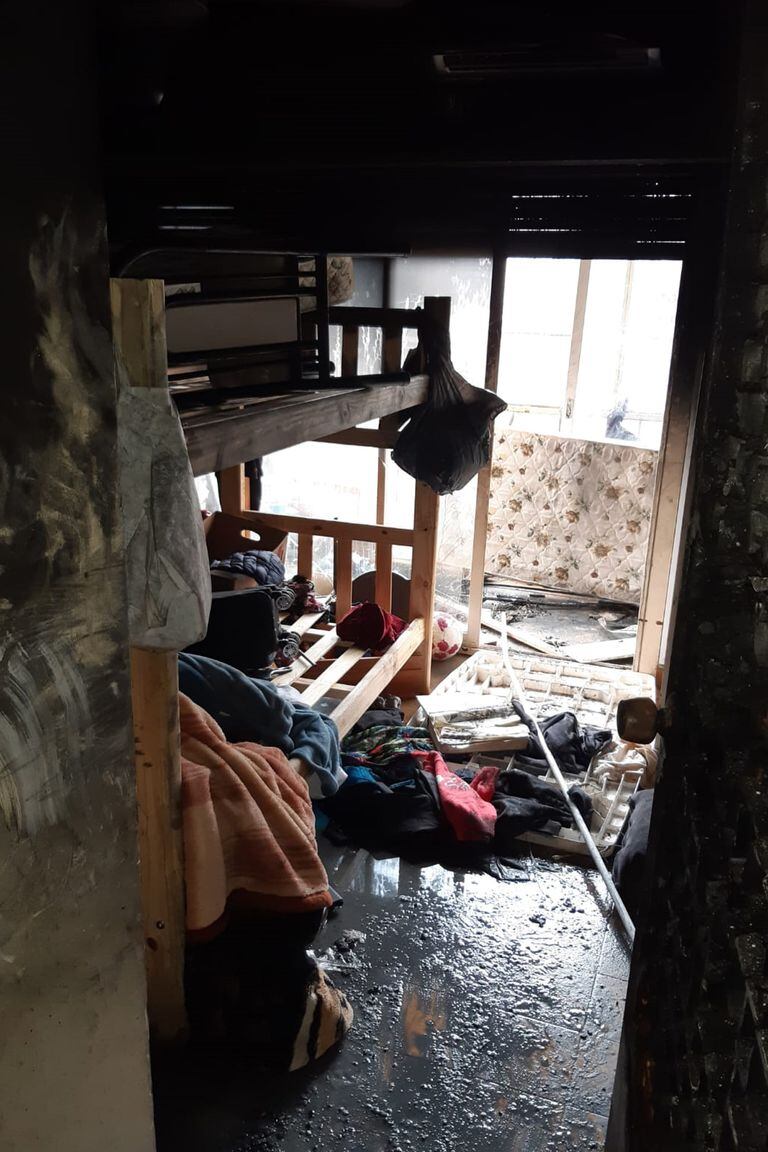 Una de las habitaciones del departamento que se prendió fuego
