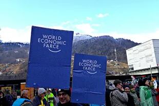 "Farsa Económica Mundial", decían los carteles en crítica al Foro de Davos en la marcha de protesta del domingo