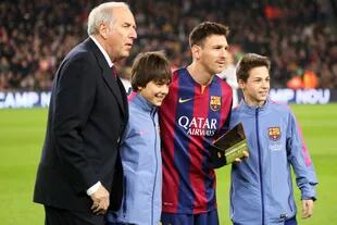 Carles Rexach junto a Lionel Messi en el Camp Nou