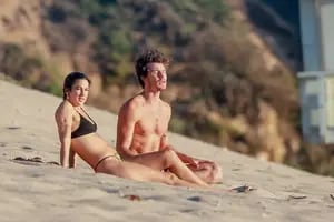 Del día de playa de Shawn Mendes y su novia en ropa interior al elogiado look de María Becerra