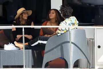 Pero claro, si de pasear se habla, Beyoncé no se anda con chiquitas; este fin de semana se subió a un yate de lujo en Florida para pasar un buen rato con amigos y con su madre, Tina Knowles 