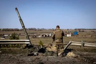 Soldados ucranianos que destruyeron un tanque ruso con misiles Javelin en la región de Kiev. (Ivor Prickett/The New York Times)
