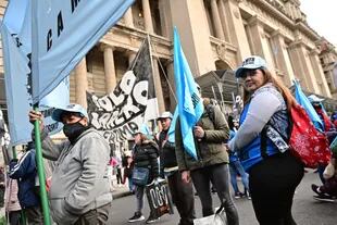 28/07/2022 10:35
Organizaciones sociales y agrupaciones piqueteras de izquierda se movilizan en distintos puntos del centro de la ciudad de Buenos Aires