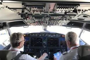 El software de control de vuelo es un sistema llamado MCAS (Maneuvering Characteristics Augmentation System) y fue desarrollado especialmente para los Boeing 737 MAX 8 y MAX 9