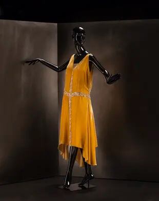 Vestido de noche (1927-1928) diseñado por Coco Chanel