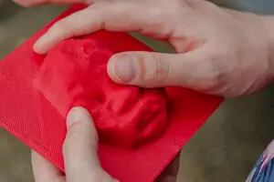 Ecografías: las imprimen en 3D para que padres ciegos puedan sentir a sus bebés